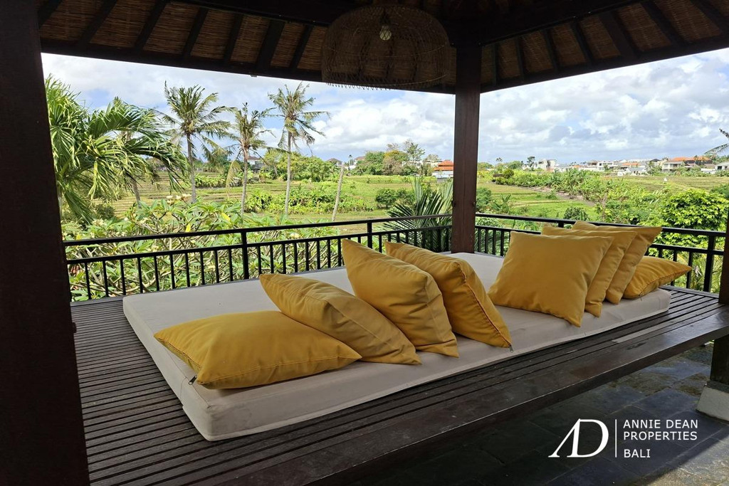 YEARLY/MONTHLY RENTAL | 3-BEDROOM VILLA WITH RICE FIELD VIEWS IN TUMBAKBAYUH. 