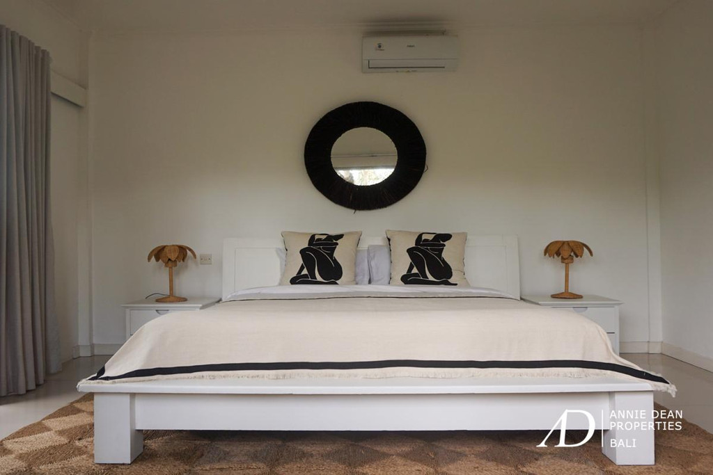 YEARLY/MONTHLY RENTAL | 3-BEDROOM VILLA WITH RICE FIELD VIEWS IN TUMBAKBAYUH. 