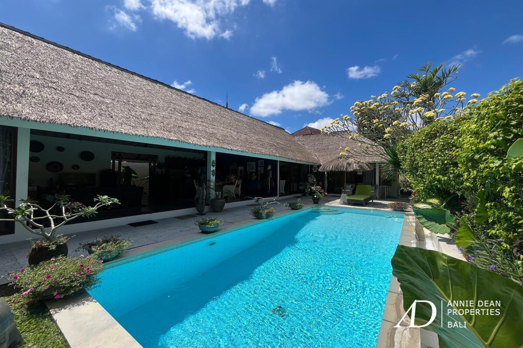 LEASEHOLD | 3-BEDROOMS TROPICAL VILLA IN PRIME SEMINYAK