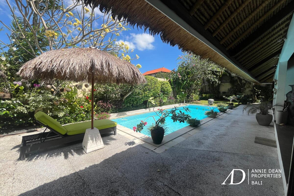 LEASEHOLD | 3-BEDROOMS TROPICAL VILLA IN PRIME SEMINYAK