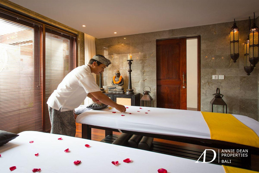 FREEHOLD | LUXURY VILLA IN A PRESTIGIOUS ESTATE IN SEMINYAK