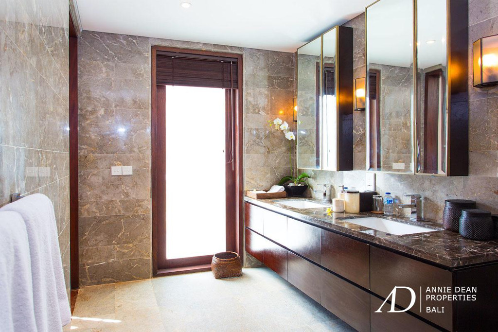 FREEHOLD | LUXURY VILLA IN A PRESTIGIOUS ESTATE IN SEMINYAK