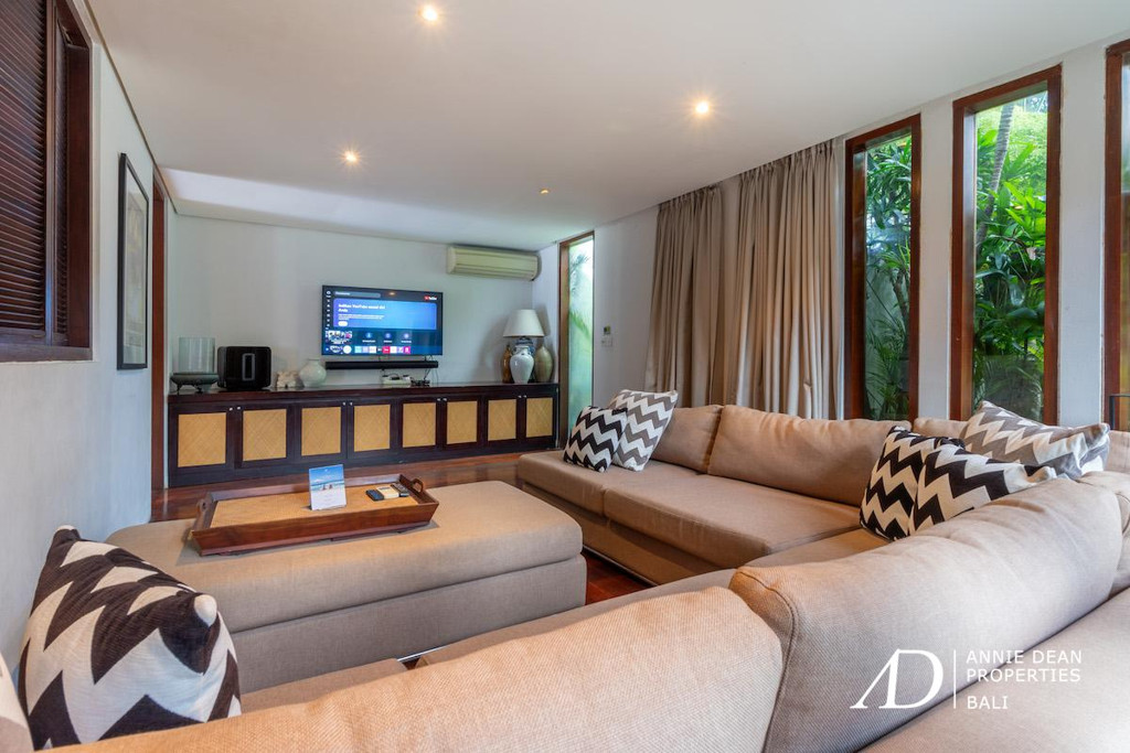 FREEHOLD | LUXURY VILLA IN A PRESTIGIOUS ESTATE IN SEMINYAK