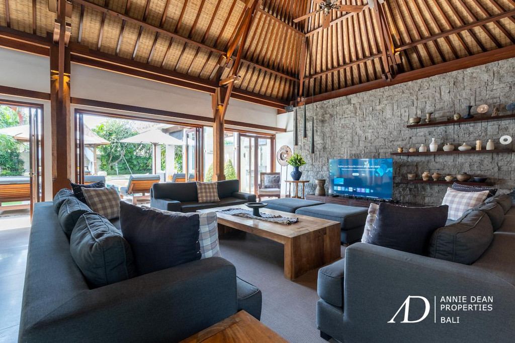 FREEHOLD | LUXURY VILLA IN A PRESTIGIOUS ESTATE IN SEMINYAK