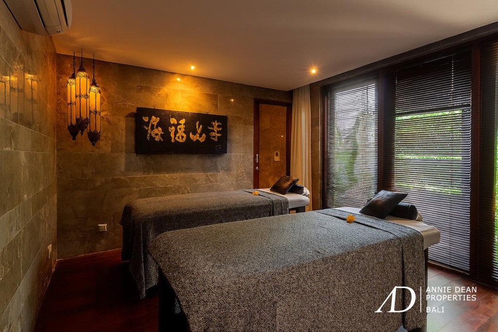 FREEHOLD | LUXURY VILLA IN A PRESTIGIOUS ESTATE IN SEMINYAK