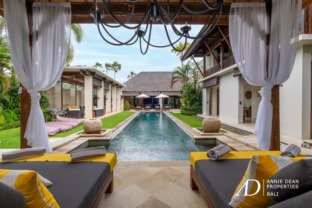 FREEHOLD | LUXURY VILLA IN A PRESTIGIOUS ESTATE IN SEMINYAK