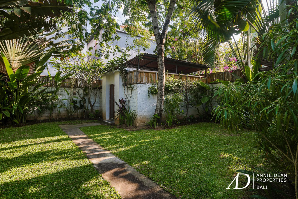 YEARLY RENTAL | TROPICAL 2-BEDROOM VILLA | NELAYAN, CANGGU
