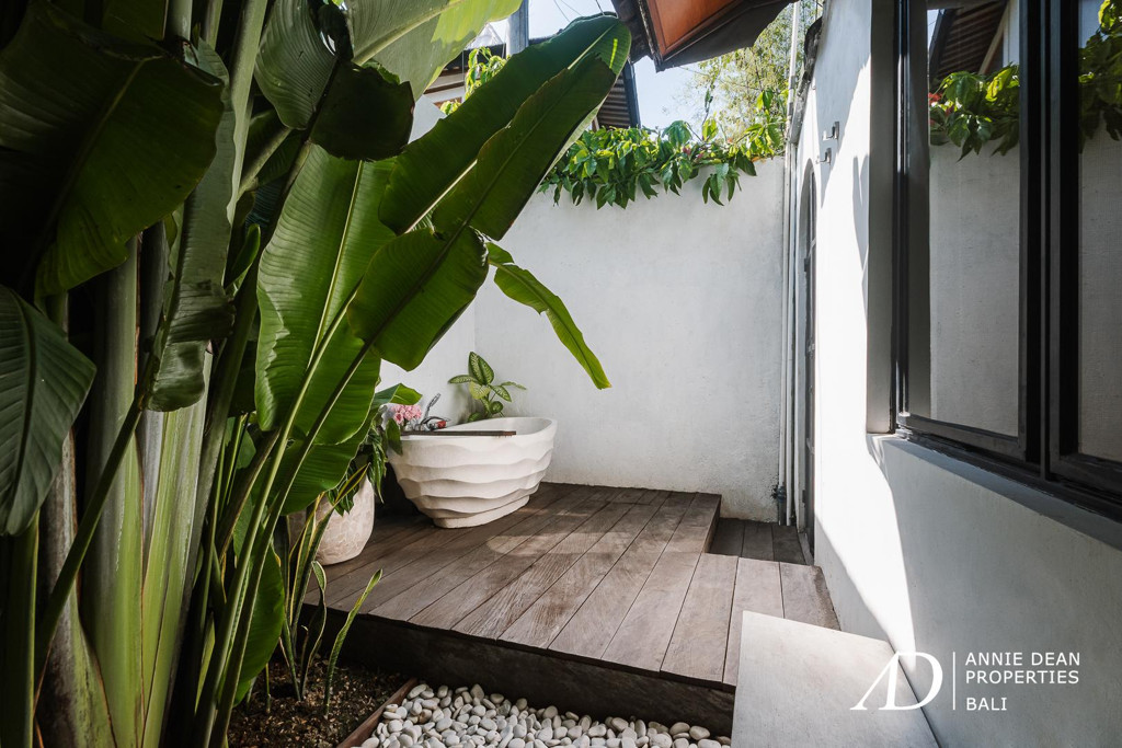 YEARLY RENTAL | TROPICAL 2-BEDROOM VILLA | NELAYAN, CANGGU