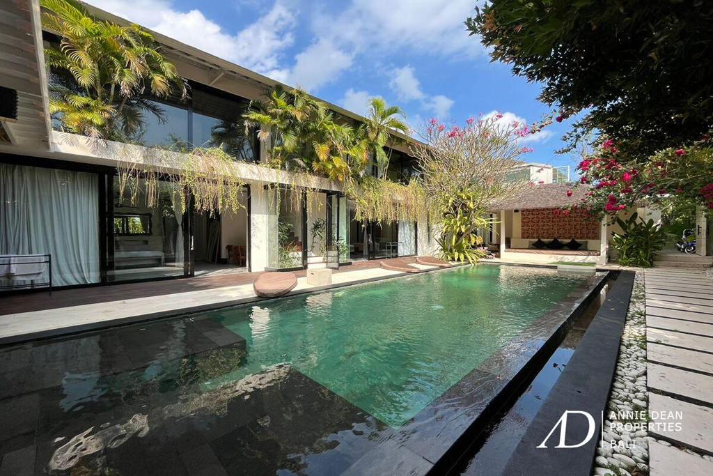 LEASEHOLD | 5-BEDROOM CONTEMPORARY VILLA IN BATU BELIG - CANGGU