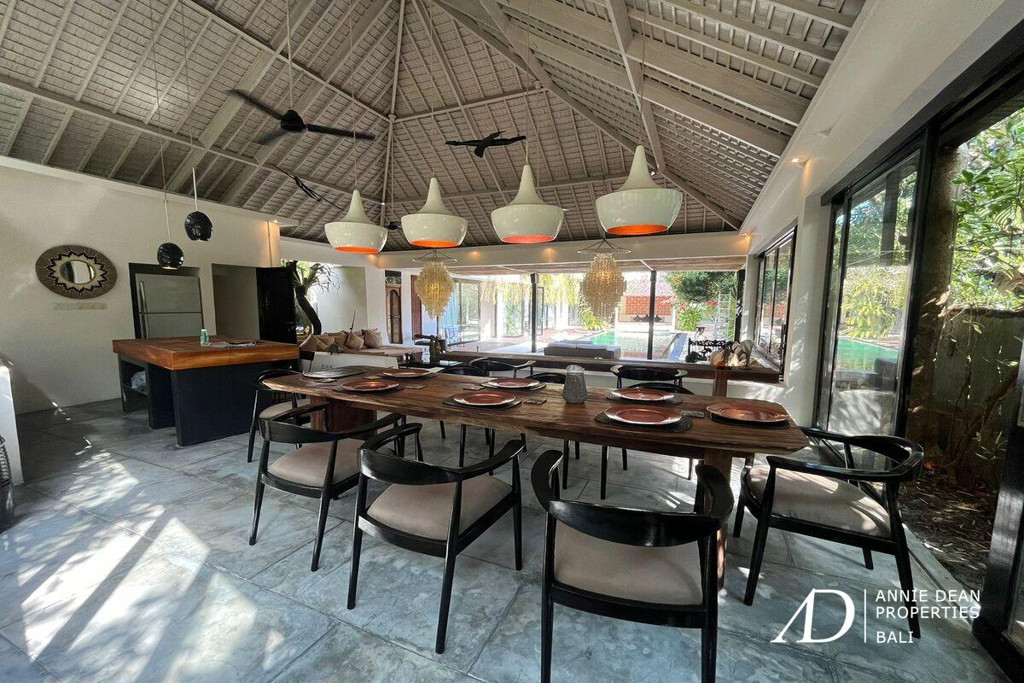 LEASEHOLD | 5-BEDROOM CONTEMPORARY VILLA IN BATU BELIG - CANGGU