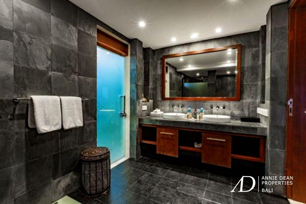 FREEHOLD | LUXURY VILLA WITH PANORAMIC OCEAN VIEWS