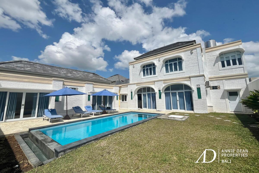 LEASEHOLD | 3-BEDROOM MODERN COLONIAL-STYLE VILLA - KEROBOKAN