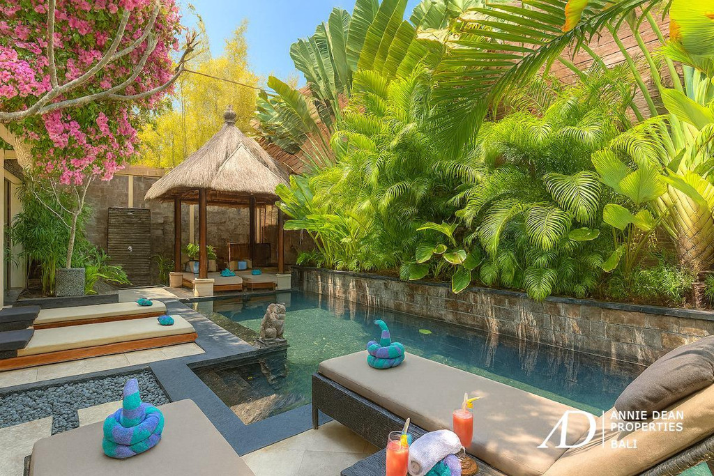 FREEHOLD VILLA WITH TROPICAL DESIGN | 200M TO SEMINYAK BEACH