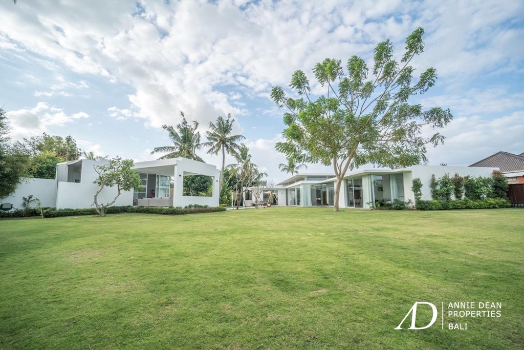 FREEHOLD LUXURY VILLA WITH A LARGE GARDEN IN BABAKAN-CANGGU