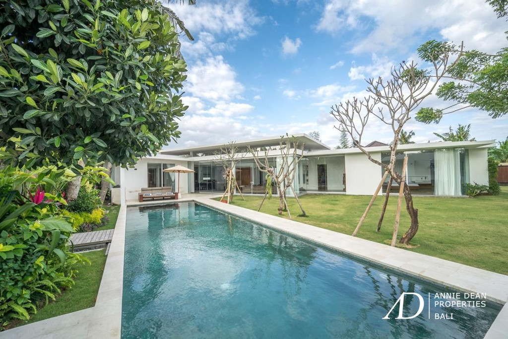 FREEHOLD LUXURY VILLA WITH A LARGE GARDEN IN BABAKAN-CANGGU