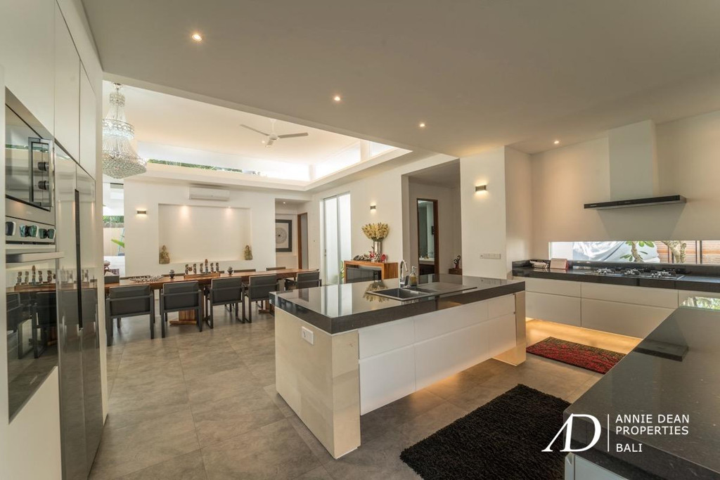 FREEHOLD LUXURY VILLA WITH A LARGE GARDEN IN BABAKAN-CANGGU