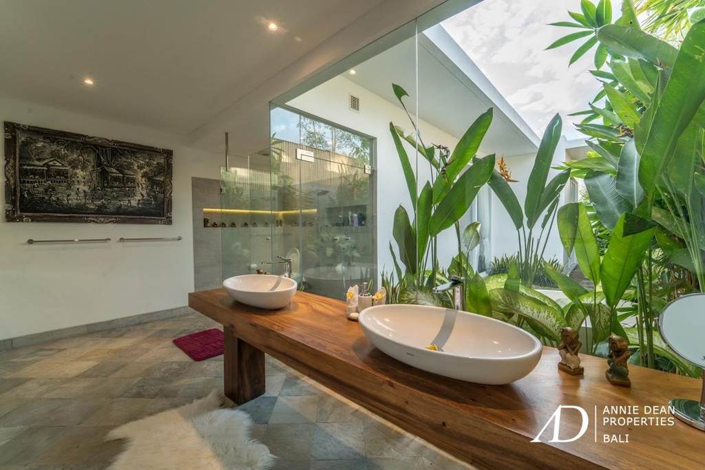 FREEHOLD LUXURY VILLA WITH A LARGE GARDEN IN BABAKAN-CANGGU