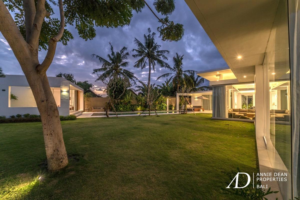 FREEHOLD LUXURY VILLA WITH A LARGE GARDEN IN BABAKAN-CANGGU