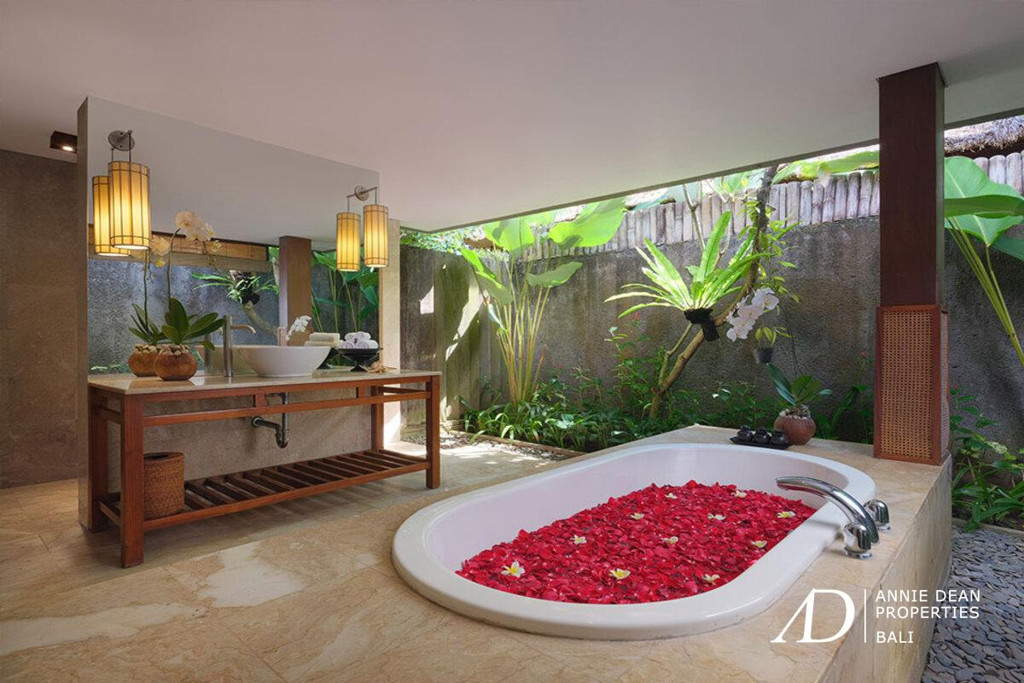 LEASEHOLD 25 YEARS | LUXURY BOUTIQUE VILLA AT SEMINYAK BEACH AREA