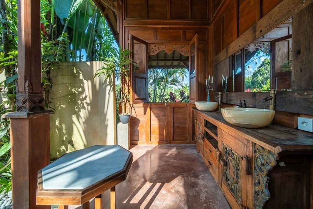 FREEHOLD | COLONIAL-STYLE VILLA WITH JUNGLE AND RICE FIELD VIEWS - UBUD TEGALLALANG