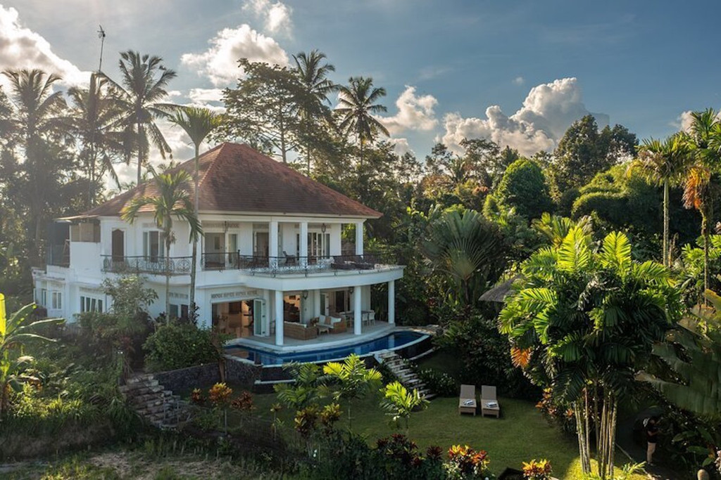 FREEHOLD | COLONIAL-STYLE VILLA WITH JUNGLE AND RICE FIELD VIEWS - UBUD TEGALLALANG