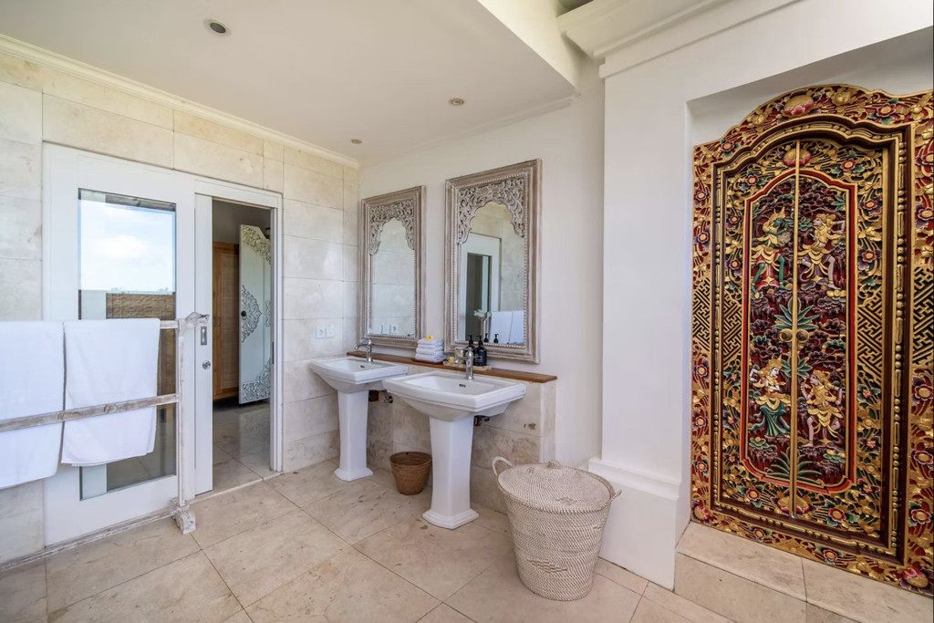 FREEHOLD | COLONIAL-STYLE VILLA WITH JUNGLE AND RICE FIELD VIEWS - UBUD TEGALLALANG