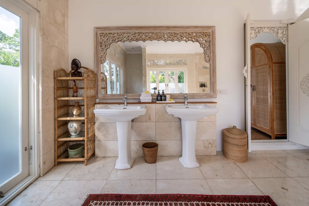 FREEHOLD | COLONIAL-STYLE VILLA WITH JUNGLE AND RICE FIELD VIEWS - UBUD TEGALLALANG