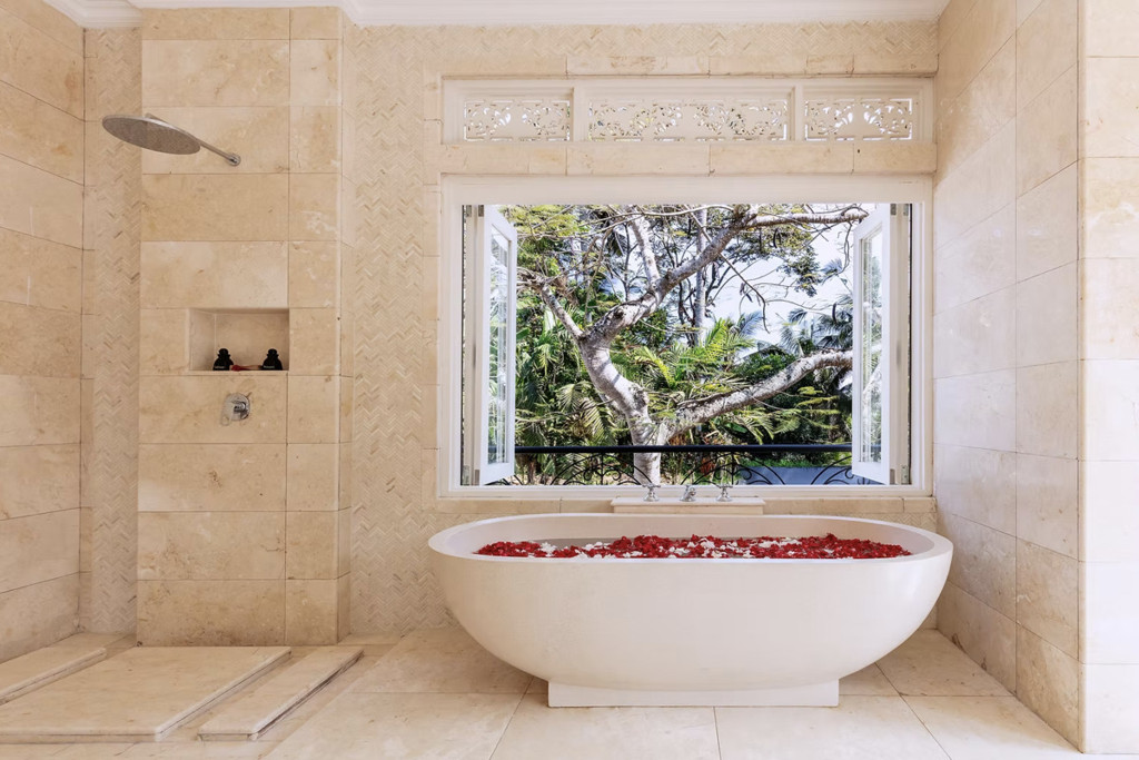 FREEHOLD | COLONIAL-STYLE VILLA WITH JUNGLE AND RICE FIELD VIEWS - UBUD TEGALLALANG