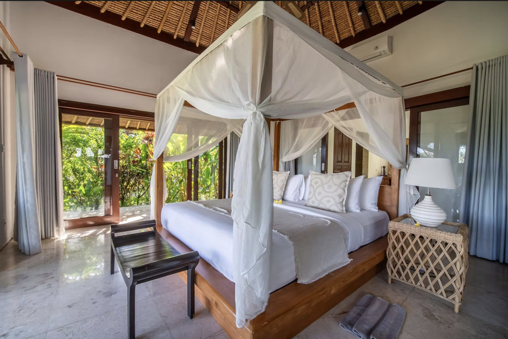 FREEHOLD | COLONIAL-STYLE VILLA WITH JUNGLE AND RICE FIELD VIEWS - UBUD TEGALLALANG