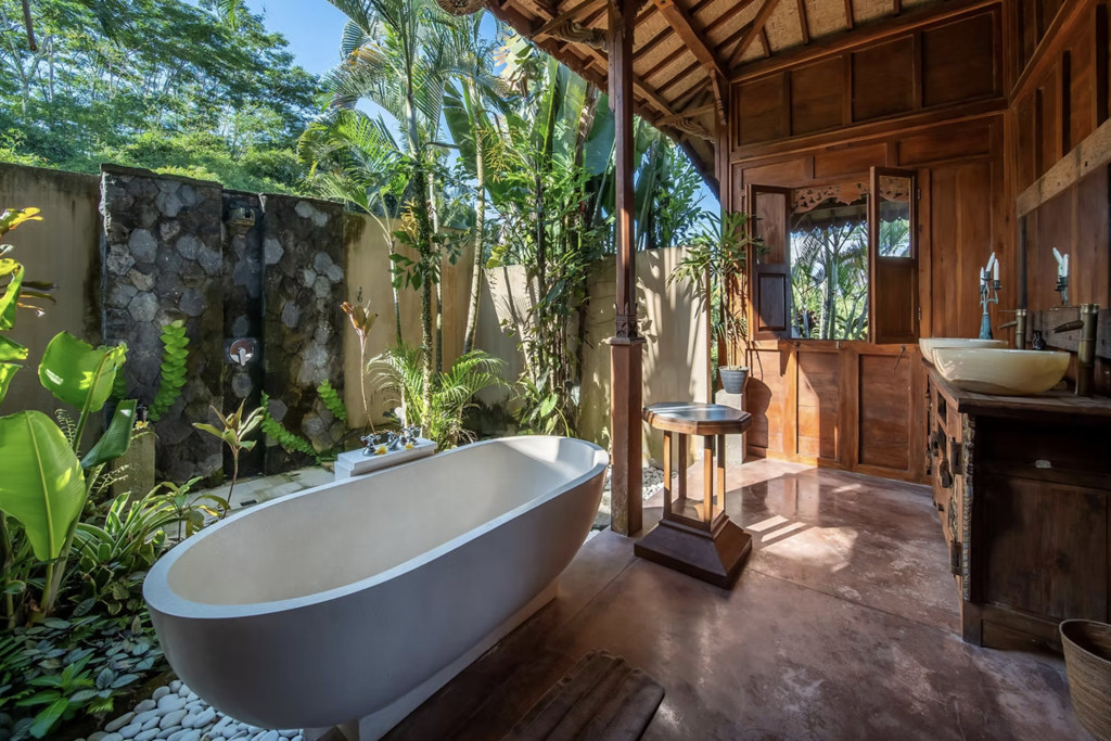 FREEHOLD | COLONIAL-STYLE VILLA WITH JUNGLE AND RICE FIELD VIEWS - UBUD TEGALLALANG