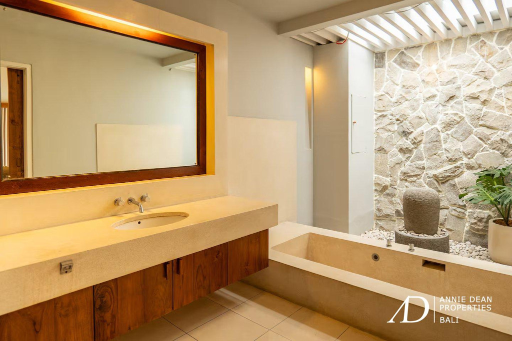 FREEHOLD | FULLY FURNISHED 2-BEDROOM VILLA IN PRIME SEMINYAK