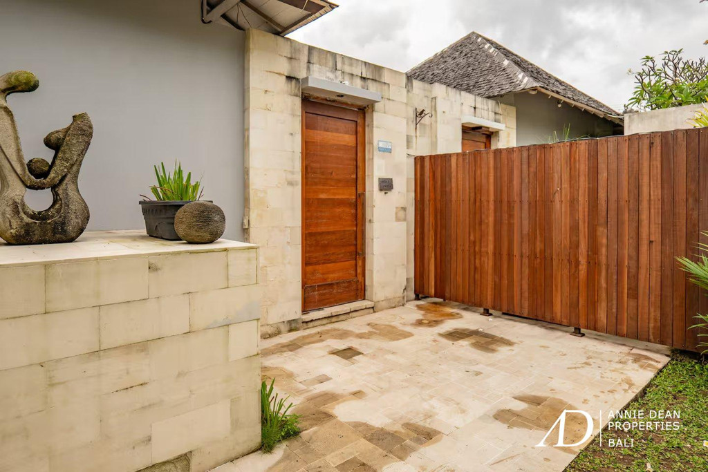 FREEHOLD | FULLY FURNISHED 2-BEDROOM VILLA IN PRIME SEMINYAK