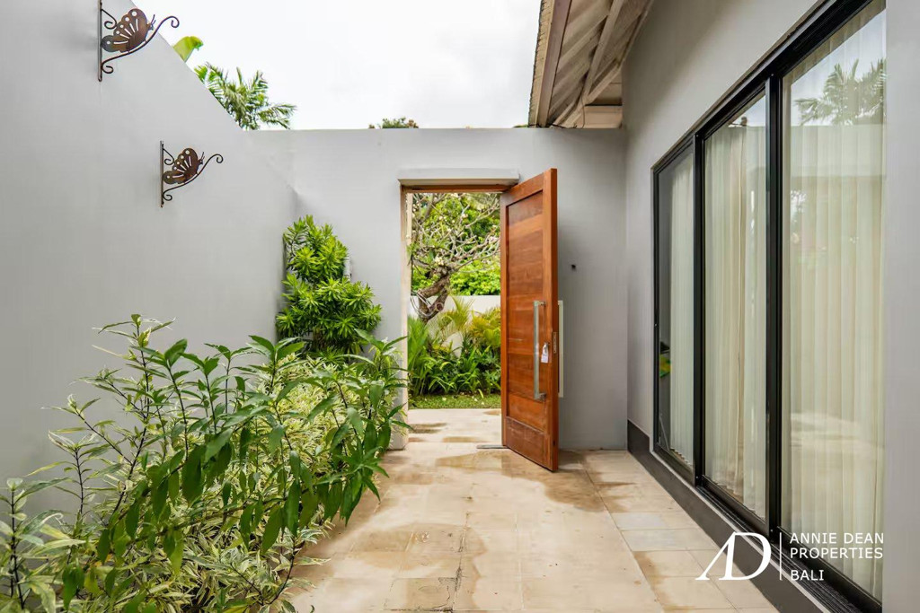 FREEHOLD | FULLY FURNISHED 2-BEDROOM VILLA IN PRIME SEMINYAK