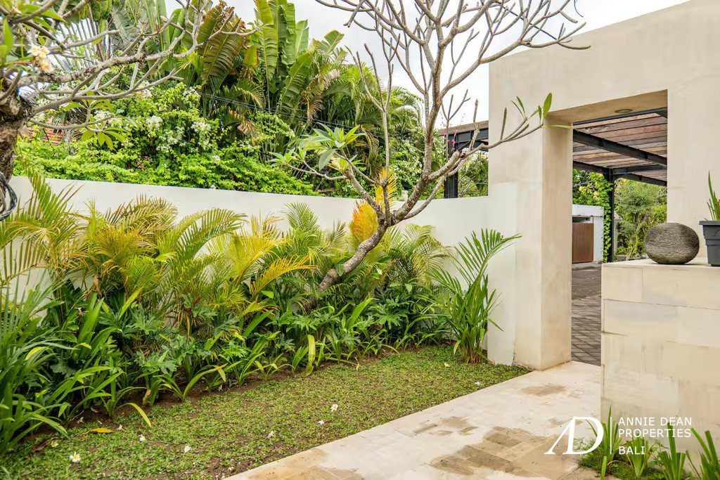 FREEHOLD | FULLY FURNISHED 2-BEDROOM VILLA IN PRIME SEMINYAK