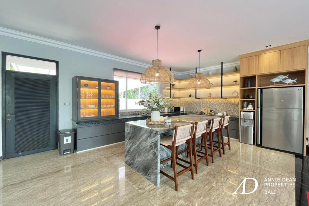 FREEHOLD | MODERN 4-BEDROOM VILLA IN JIMBARAN WITH OCEAN VIEWS 