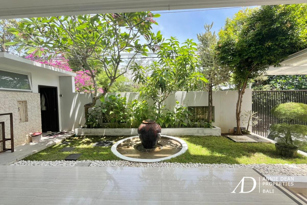 FREEHOLD | MODERN 4-BEDROOM VILLA IN JIMBARAN WITH OCEAN VIEWS 