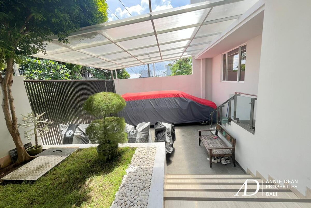 FREEHOLD | MODERN 4-BEDROOM VILLA IN JIMBARAN WITH OCEAN VIEWS 