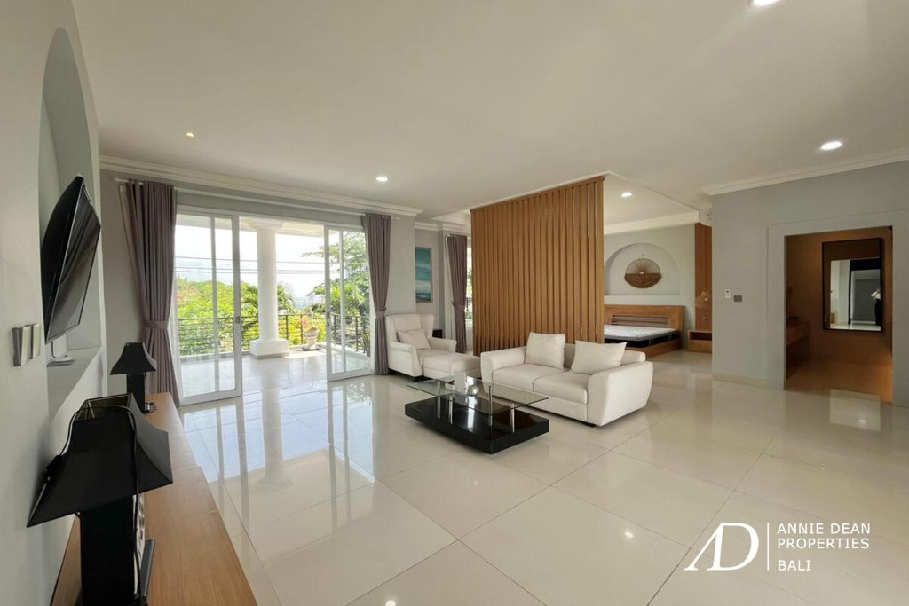 FREEHOLD | MODERN 4-BEDROOM VILLA IN JIMBARAN WITH OCEAN VIEWS 