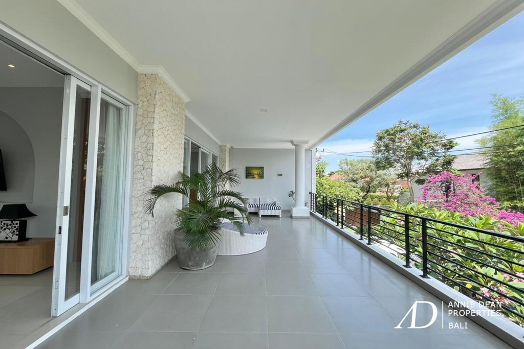 FREEHOLD | MODERN 4-BEDROOM VILLA IN JIMBARAN WITH OCEAN VIEWS 