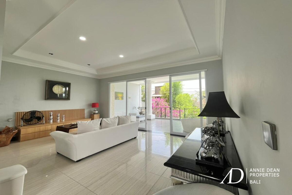 FREEHOLD | MODERN 4-BEDROOM VILLA IN JIMBARAN WITH OCEAN VIEWS 