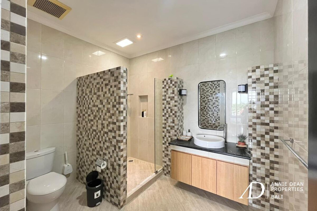 FREEHOLD | MODERN 4-BEDROOM VILLA IN JIMBARAN WITH OCEAN VIEWS 