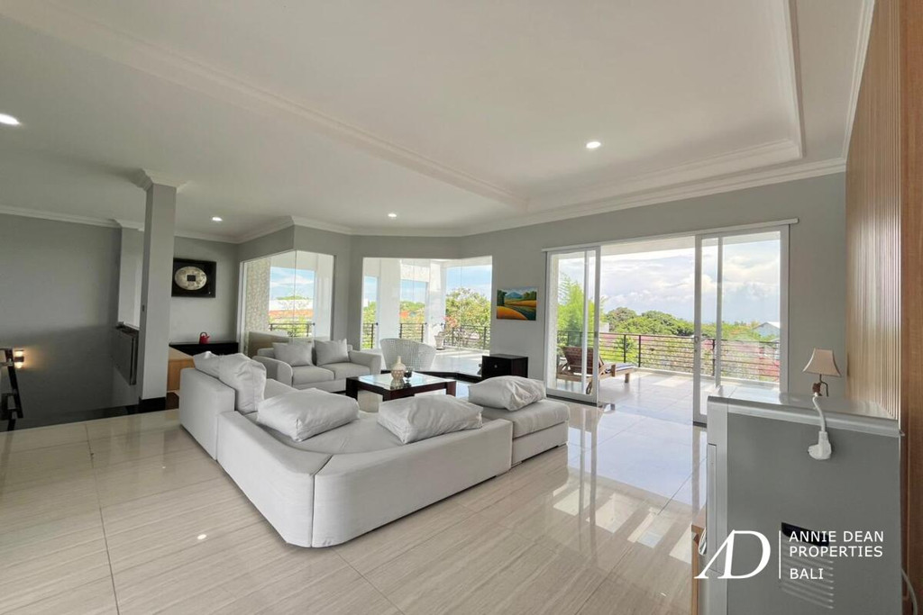 FREEHOLD | MODERN 4-BEDROOM VILLA IN JIMBARAN WITH OCEAN VIEWS 