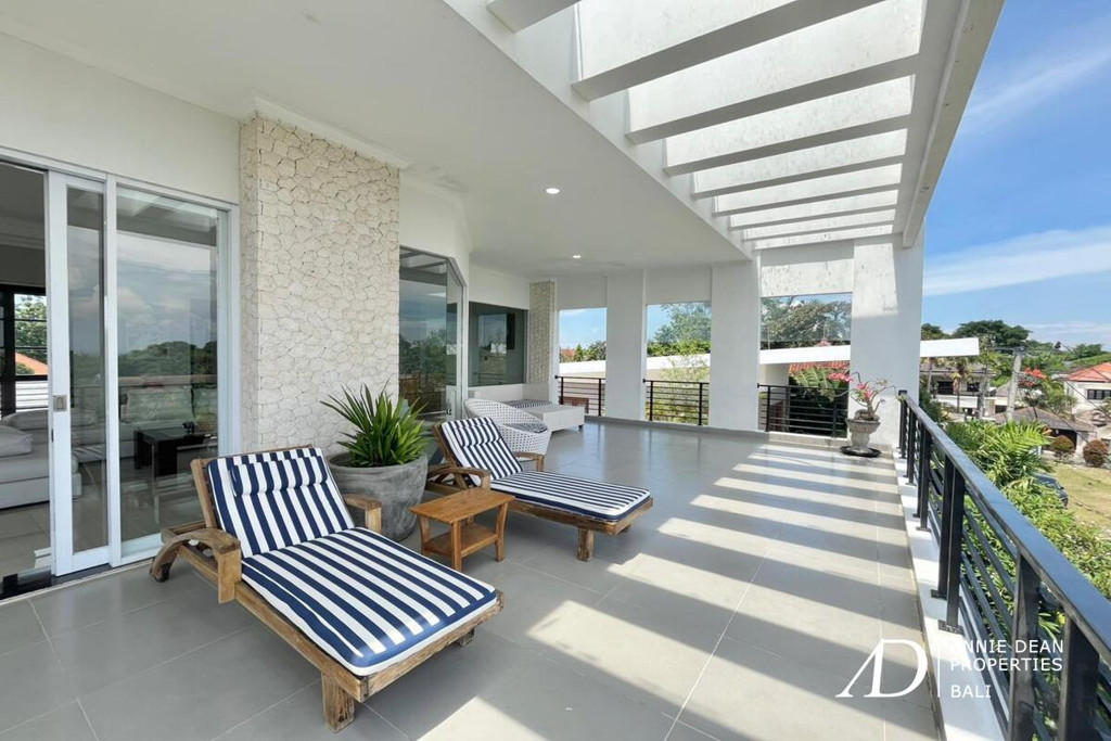 FREEHOLD | MODERN 4-BEDROOM VILLA IN JIMBARAN WITH OCEAN VIEWS 