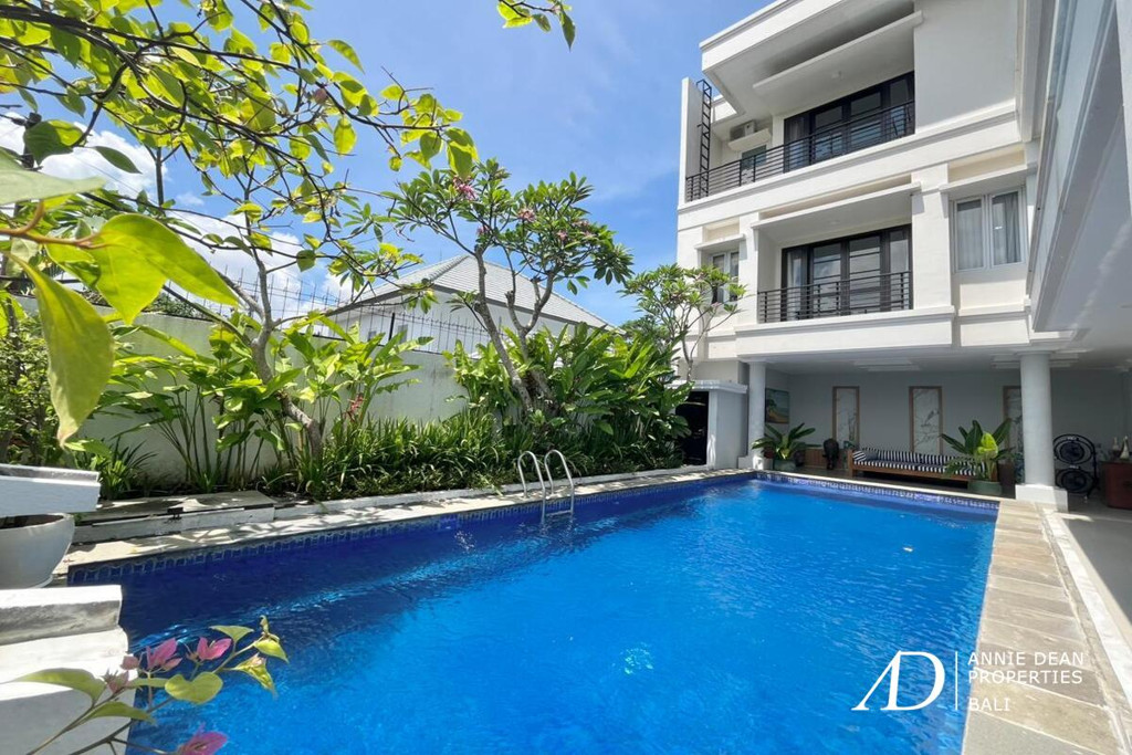 FREEHOLD | MODERN 4-BEDROOM VILLA IN JIMBARAN WITH OCEAN VIEWS 