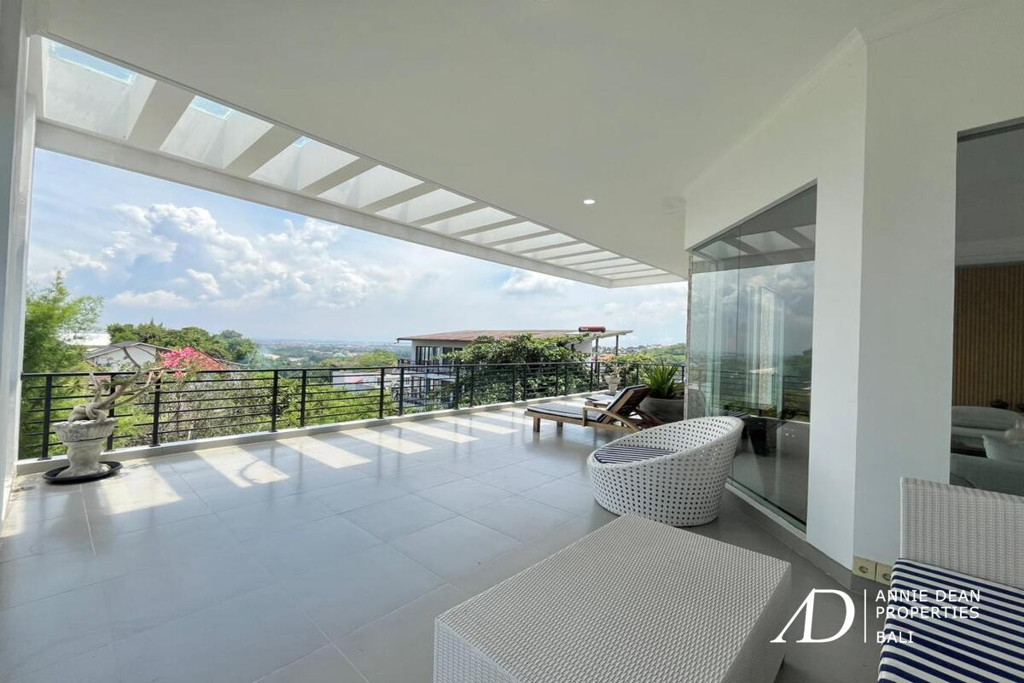 FREEHOLD | MODERN 4-BEDROOM VILLA IN JIMBARAN WITH OCEAN VIEWS 