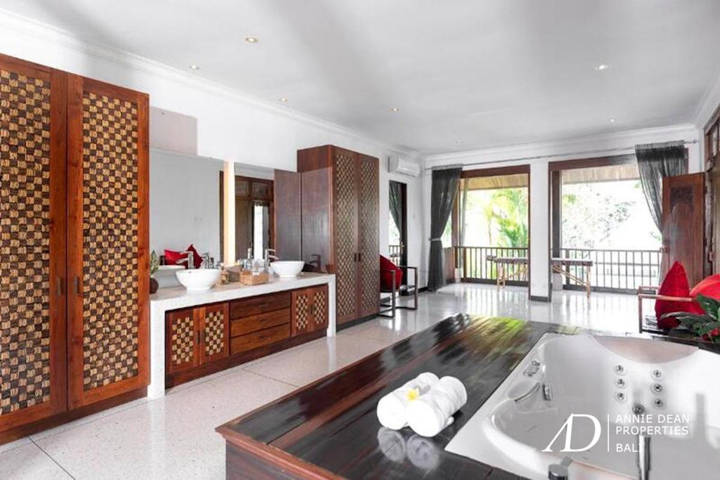 FREEHOLD | MAGNIFICENT 8-BEDROOM ESTATE IN PERERENAN