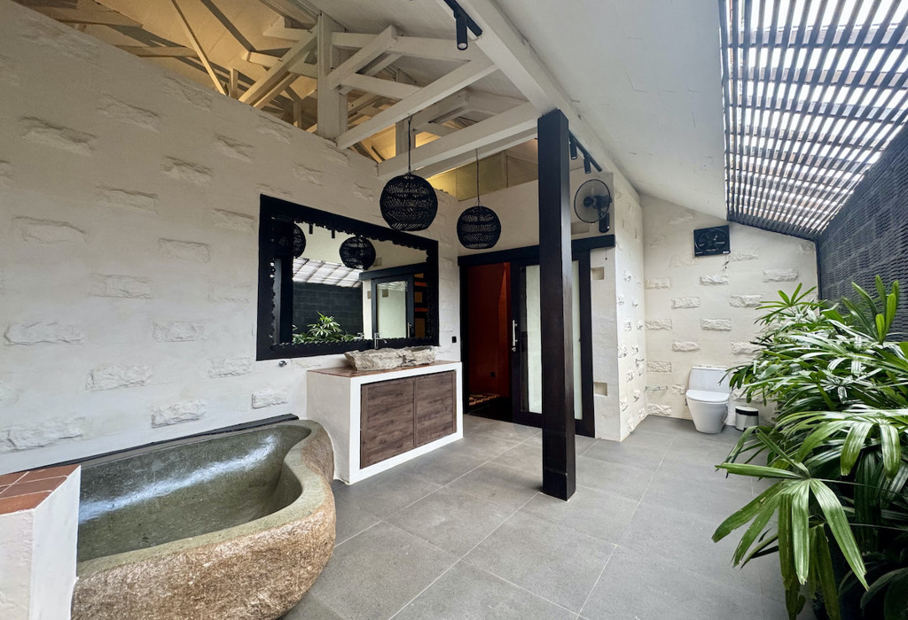 YEARLY/MONTHLY | TROPICAL JOGLO 3 BEDROOM VILLA WITH ICONIC ARCHITECTURE IN CEMAGI