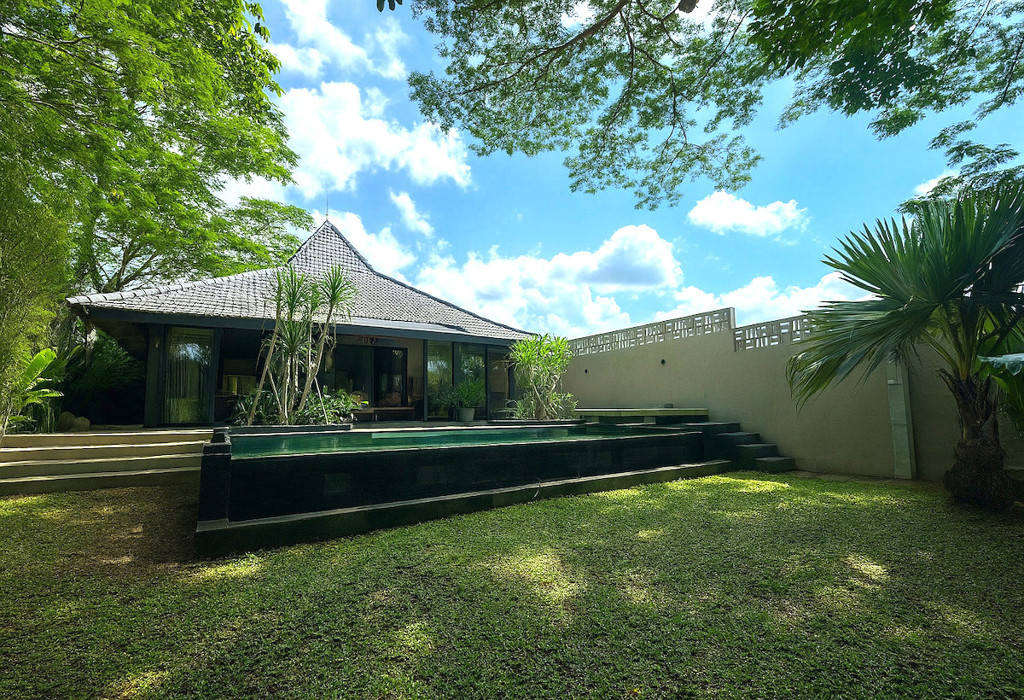 YEARLY/MONTHLY | TROPICAL JOGLO 3 BEDROOM VILLA WITH ICONIC ARCHITECTURE IN CEMAGI