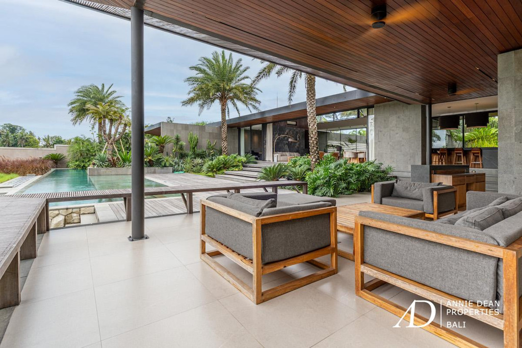 FREEHOLD | MODERN DESIGNER VILLA WITH RICE FIELD VIEWS - TABANAN