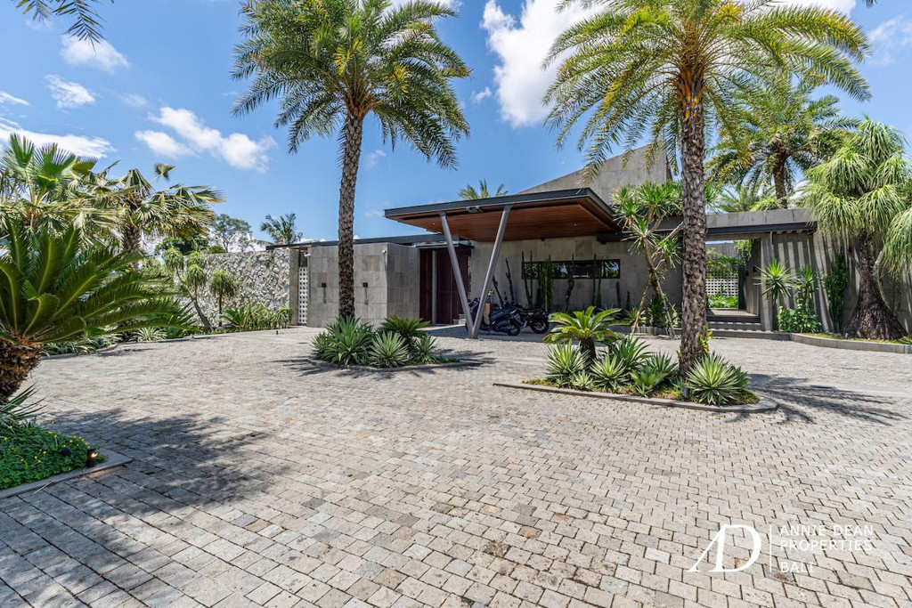 FREEHOLD | MODERN DESIGNER VILLA WITH RICE FIELD VIEWS - TABANAN